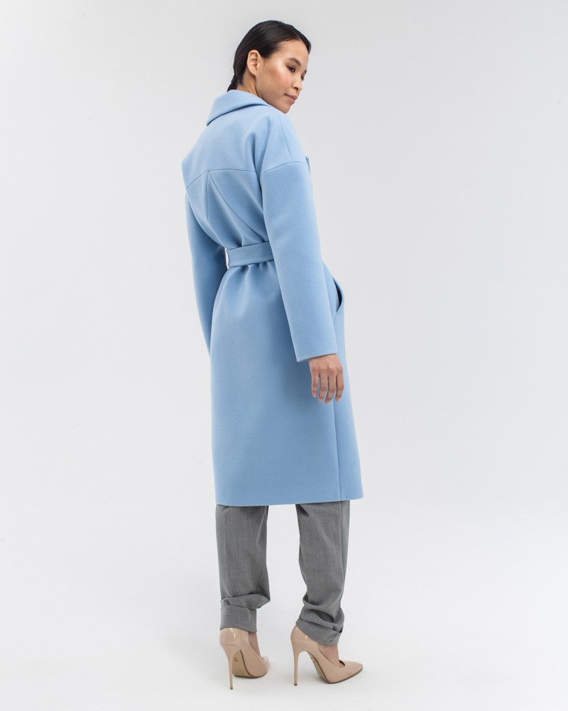 Минималистичное пальто-халат со спущенным плечом и прорезными карманами. Дополнено поясом из основного материала. Особенность данной модели - оригинальный разрезной крой на спинке и полочке.

На модели размер XS