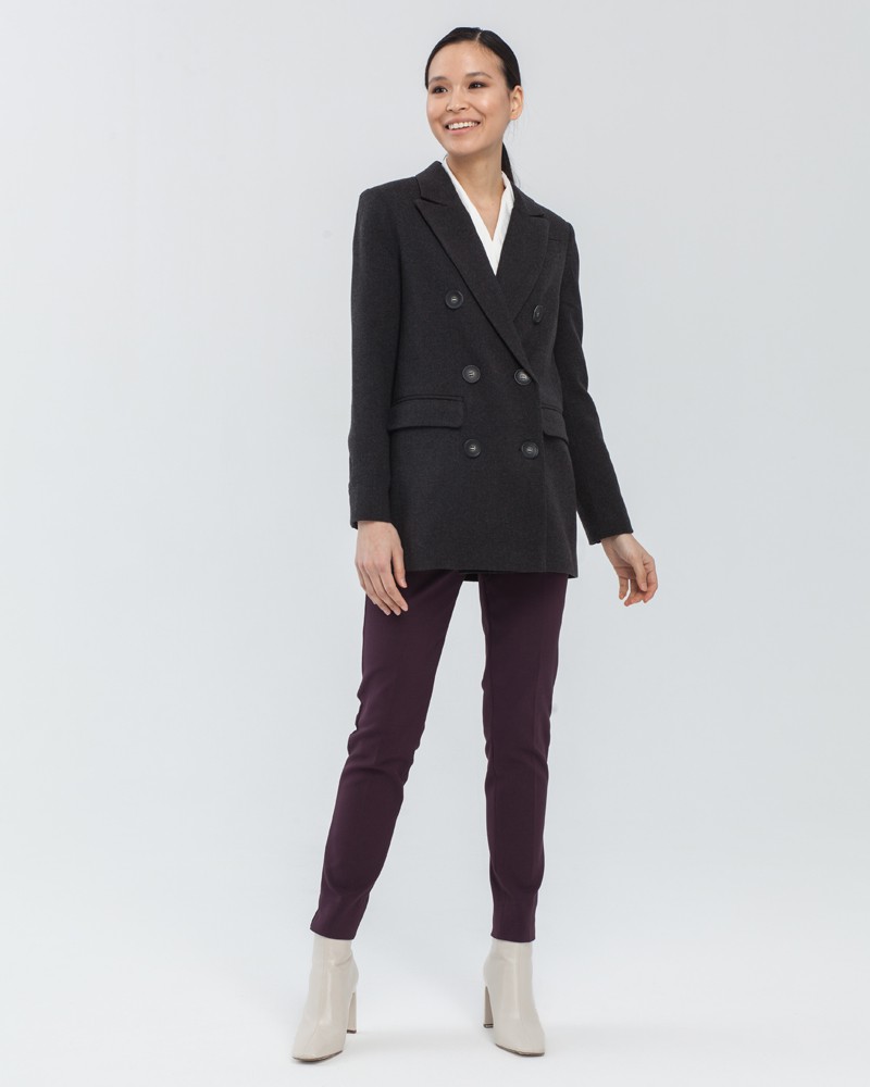 Прямой двубортный жакет послужит удачным дополнением не только к деловым нарядам, но и к повседневным образам.Незаменимый элемент базового гардероба, который легко сочетать с брюками, юбками, платьями и денимом.