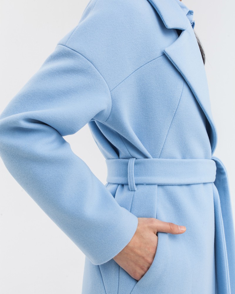 Минималистичное пальто-халат со спущенным плечом и прорезными карманами. Дополнено поясом из основного материала. Особенность данной модели - оригинальный разрезной крой на спинке и полочке.

На модели размер XS