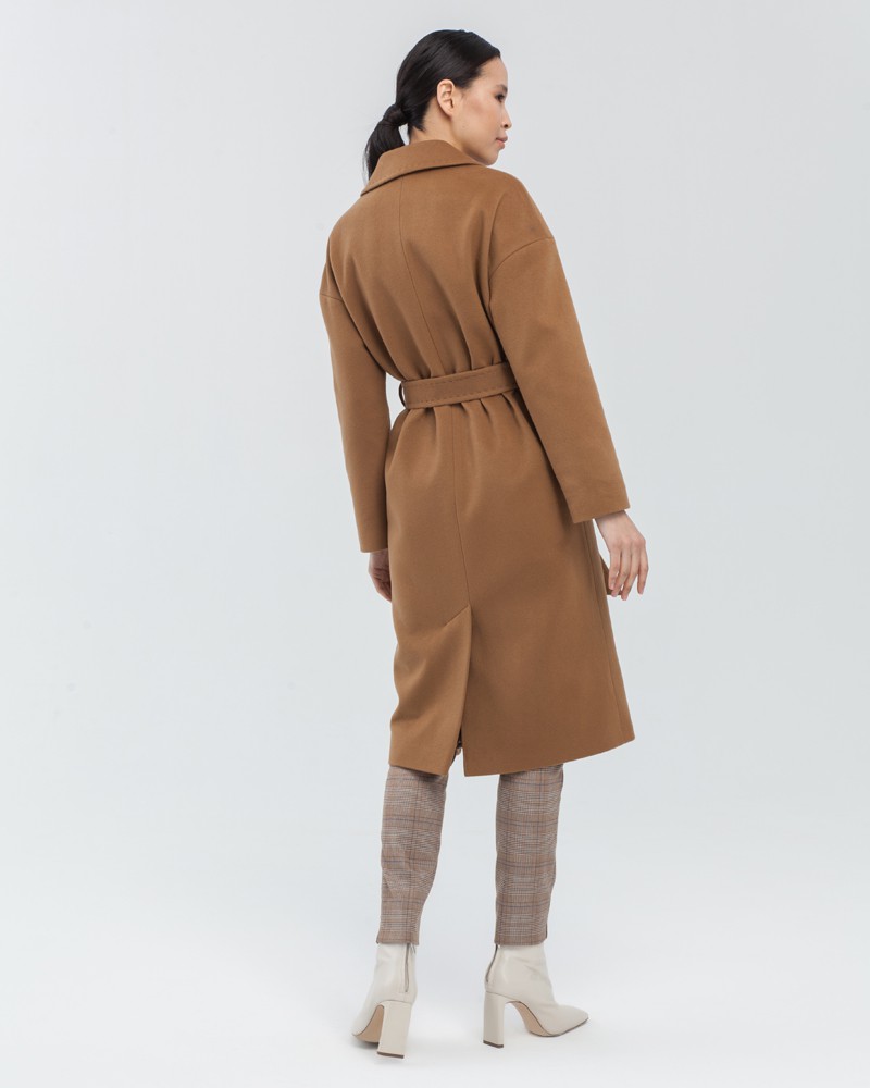 Пальто-халат Lily с имитацией ручного стежка, цвет: кэмел Allweneed Пальто-халат с английским воротником и спущенной линией плеча дополнено поясом в тон изделия и карманом на груди. Особенность данной модели-отделка с имитацией ручного стежка. Подчеркивает мягкую фактуру ткани и делает образ более интересным.
На модели размер XS