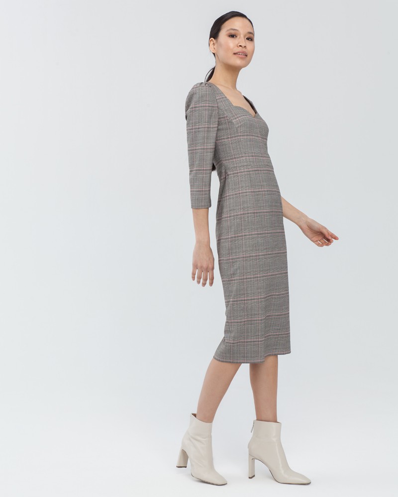 Платье-футляр длины миди с вырезом в форме сердца и пышными рукавами. Формирует силуэт песочные часы и подчеркивает тонкую талию.