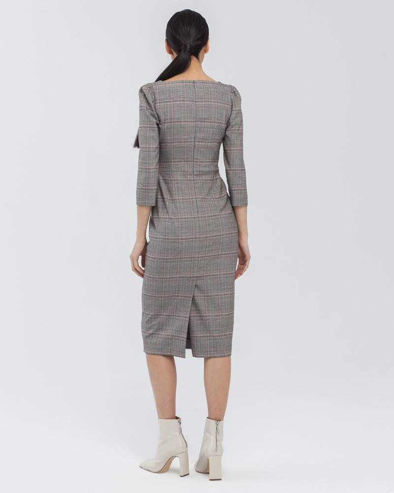 Платье-футляр длины миди с вырезом в форме сердца и пышными рукавами. Формирует силуэт песочные часы и подчеркивает тонкую талию.