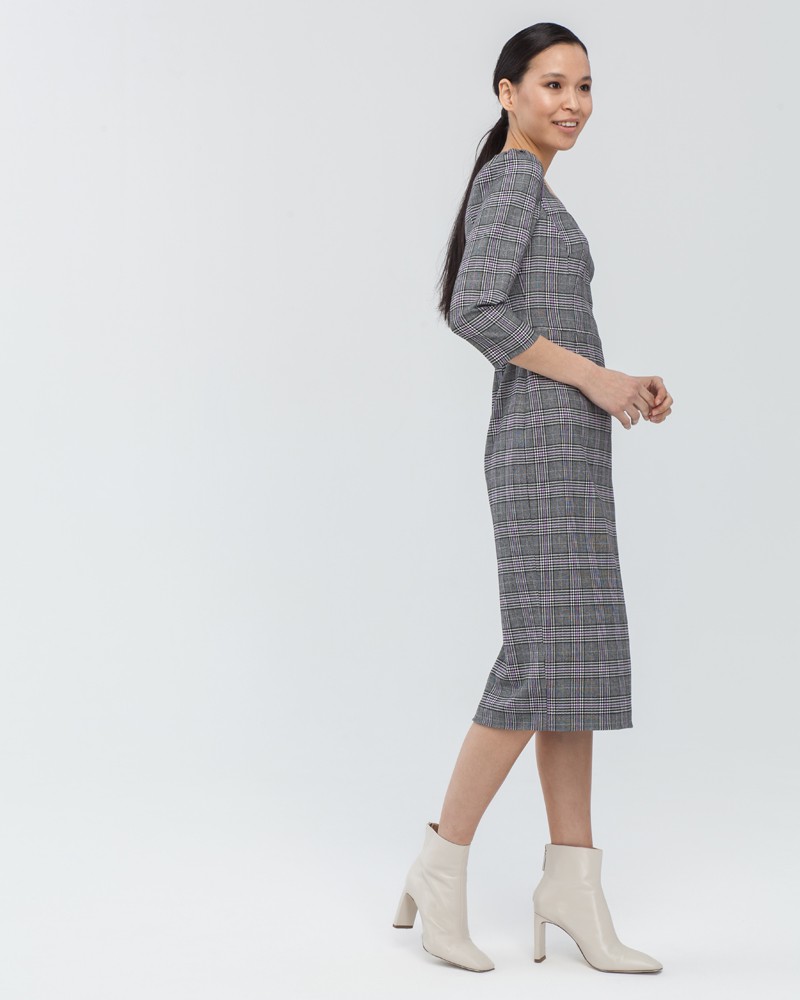 Платье DR050, цвет: серая с фиолетовым клетка Allweneed Платье-футляр длины миди с вырезом в форме сердца и пышными рукавами. Формирует силуэт песочные часы и подчеркивает тонкую талию.