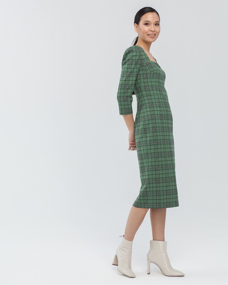 Платье-футляр длины миди с вырезом в форме сердца и пышными рукавами. Формирует силуэт песочные часы и подчеркивает тонкую талию.