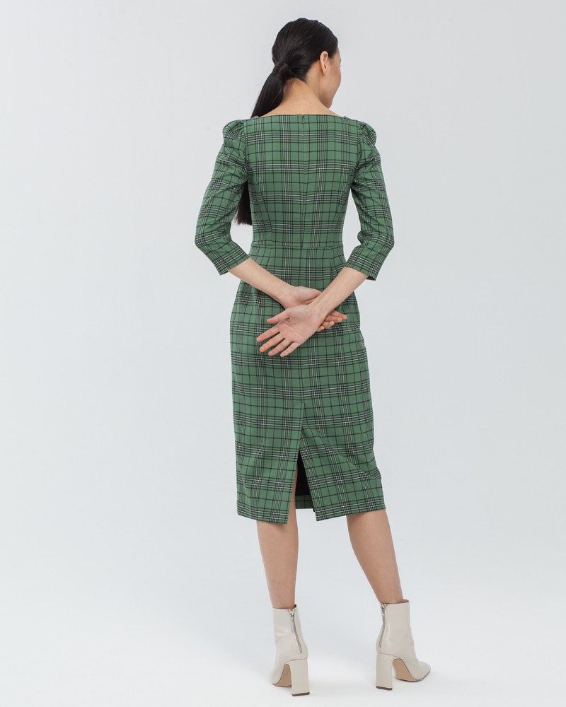 Платье-футляр длины миди с вырезом в форме сердца и пышными рукавами. Формирует силуэт песочные часы и подчеркивает тонкую талию.