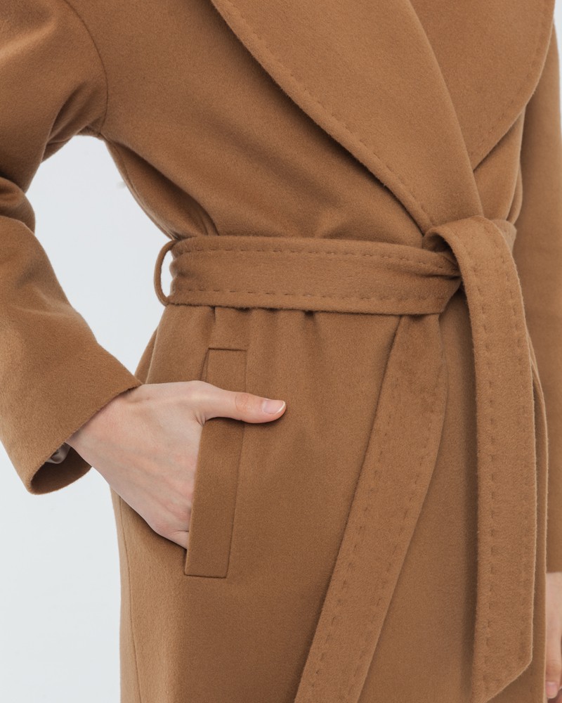 Пальто-халат Lily с имитацией ручного стежка, цвет: кэмел Allweneed Пальто-халат с английским воротником и спущенной линией плеча дополнено поясом в тон изделия и карманом на груди. Особенность данной модели-отделка с имитацией ручного стежка. Подчеркивает мягкую фактуру ткани и делает образ более интересным.
На модели размер XS