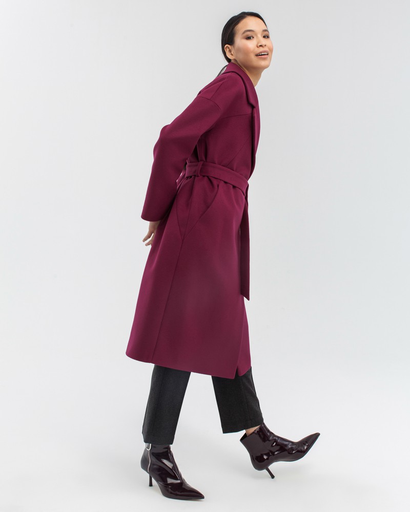 Пальто-халат Ameli со спущенным плечом, цвет: бордовый Allweneed Минималистичное пальто-халат со спущенным плечом и прорезными карманами. Дополнено поясом из основного материала. Особенность данной модели - оригинальный разрезной крой на спинке и полочке.
На модели размер XS