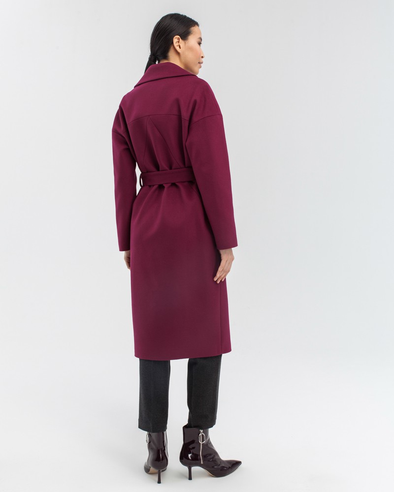 Пальто-халат Ameli со спущенным плечом, цвет: бордовый Allweneed Минималистичное пальто-халат со спущенным плечом и прорезными карманами. Дополнено поясом из основного материала. Особенность данной модели - оригинальный разрезной крой на спинке и полочке.
На модели размер XS