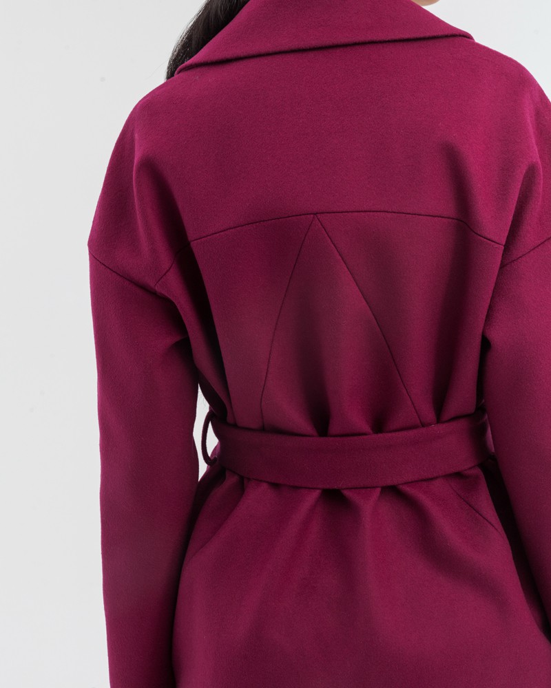 Пальто-халат Ameli со спущенным плечом, цвет: бордовый Allweneed Минималистичное пальто-халат со спущенным плечом и прорезными карманами. Дополнено поясом из основного материала. Особенность данной модели - оригинальный разрезной крой на спинке и полочке.
На модели размер XS