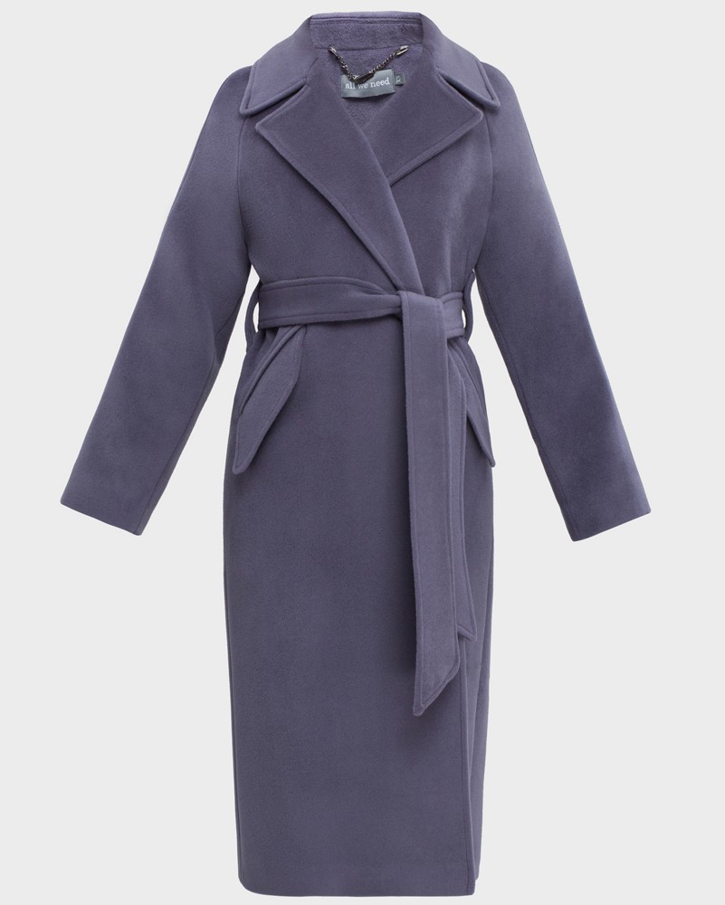 Пальто-халат Flora с рукавом реглан, цвет: лаванда Allweneed Пальто-халат с клапанами на карманах, рукавом реглан. Дополнено декоративными отстрочками и воротником-стойка с фигурным вырезом. Данная модель красиво подчеркивает женственные формы за счет пояса.
На модели размер XS
