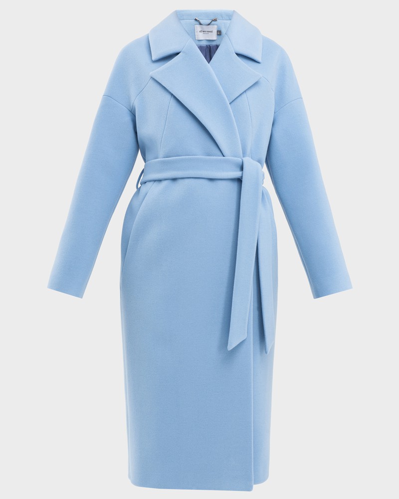 Минималистичное пальто-халат со спущенным плечом и прорезными карманами. Дополнено поясом из основного материала. Особенность данной модели - оригинальный разрезной крой на спинке и полочке.

На модели размер XS
