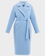 Минималистичное пальто-халат со спущенным плечом и прорезными карманами. Дополнено поясом из основного материала. Особенность данной модели - оригинальный разрезной крой на спинке и полочке.

На модели размер XS