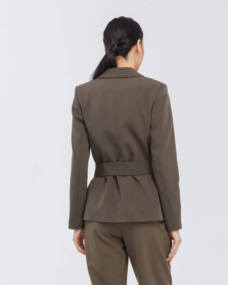 Жакет однобортный с поясом, цвет: хаки Allweneed Слегка приталенный однобортный жакет с застежкой на две пуговицы и клапанами на карманах. Дополнен широким поясом с обтяжной пряжкой в тон изделия и обтяжными пуговицами. Широкий пояс подчеркнет тонкую талию и сформирует силуэт песочные часы