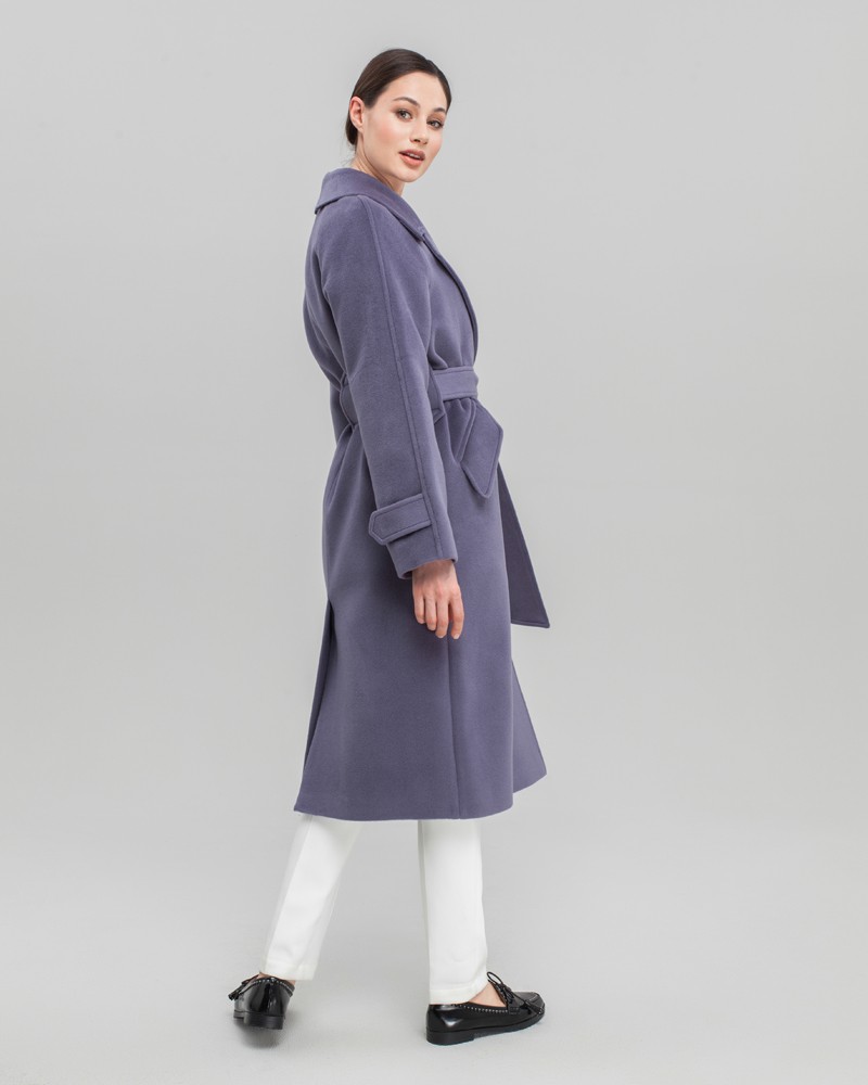 Пальто-халат Flora с рукавом реглан, цвет: лаванда Allweneed Пальто-халат с клапанами на карманах, рукавом реглан. Дополнено декоративными отстрочками и воротником-стойка с фигурным вырезом. Данная модель красиво подчеркивает женственные формы за счет пояса.
На модели размер XS