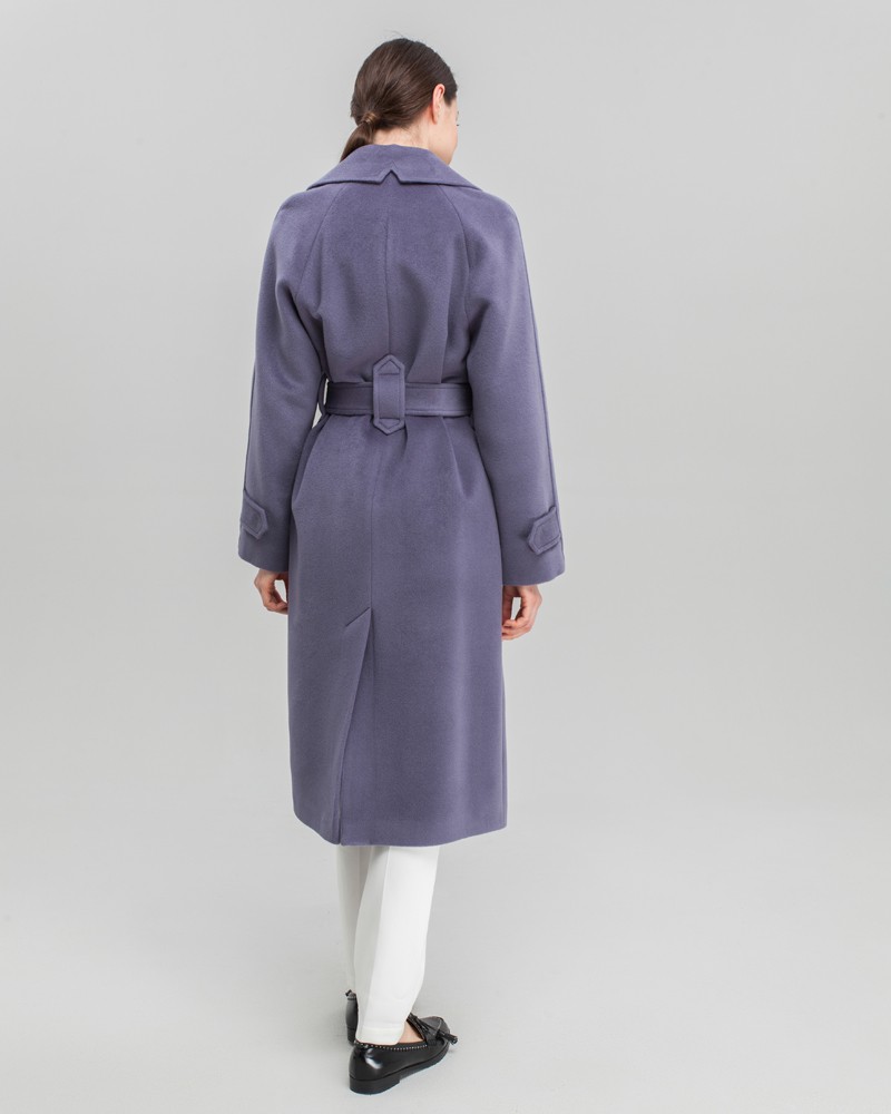 Пальто-халат Flora с рукавом реглан, цвет: лаванда Allweneed Пальто-халат с клапанами на карманах, рукавом реглан. Дополнено декоративными отстрочками и воротником-стойка с фигурным вырезом. Данная модель красиво подчеркивает женственные формы за счет пояса.
На модели размер XS