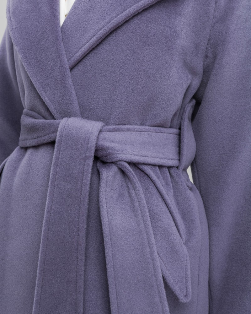 Пальто-халат Flora с рукавом реглан, цвет: лаванда Allweneed Пальто-халат с клапанами на карманах, рукавом реглан. Дополнено декоративными отстрочками и воротником-стойка с фигурным вырезом. Данная модель красиво подчеркивает женственные формы за счет пояса.
На модели размер XS