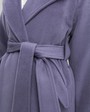 Пальто-халат Flora с рукавом реглан, цвет: лаванда Allweneed Пальто-халат с клапанами на карманах, рукавом реглан. Дополнено декоративными отстрочками и воротником-стойка с фигурным вырезом. Данная модель красиво подчеркивает женственные формы за счет пояса.
На модели размер XS