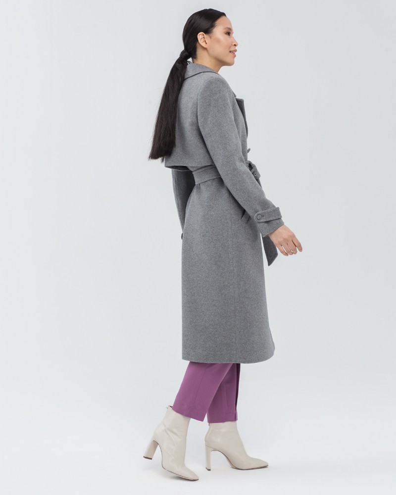 Пальто-тренч классической посадки по фигуре с втачанным рукавом. Дополнено кокеткой на спинке, поясом с обтяжной пряжкой и пуговицами в тон изделия. Модель-бестселлер в стиле милитари разнообразит гардероб и внесёт долю дерзости в повседневные образы.

На модели размер XS