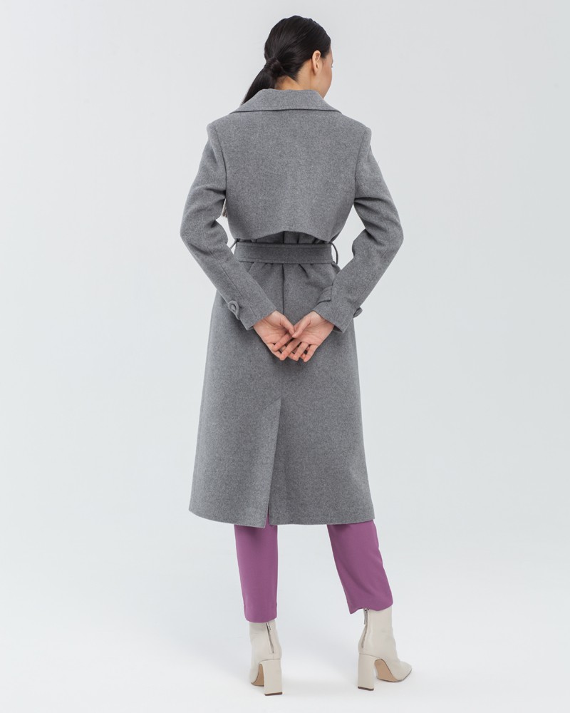 Пальто-тренч классической посадки по фигуре с втачанным рукавом. Дополнено кокеткой на спинке, поясом с обтяжной пряжкой и пуговицами в тон изделия. Модель-бестселлер в стиле милитари разнообразит гардероб и внесёт долю дерзости в повседневные образы.

На модели размер XS