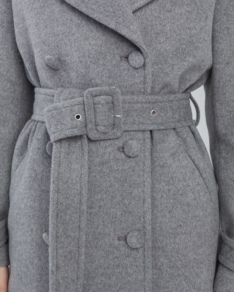 Пальто-тренч классической посадки по фигуре с втачанным рукавом. Дополнено кокеткой на спинке, поясом с обтяжной пряжкой и пуговицами в тон изделия. Модель-бестселлер в стиле милитари разнообразит гардероб и внесёт долю дерзости в повседневные образы.

На модели размер XS