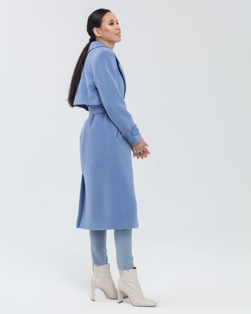 Пальто-тренч классической посадки Dandy NEW, цвет: голубой Allweneed Пальто-тренч классической посадки по фигуре с втачанным рукавом. Дополнено кокеткой на спинке, поясом с обтяжной пряжкой и пуговицами в тон изделия. Модель-бестселлер в стиле милитари разнообразит гардероб и внесёт долю дерзости в повседневные образы.
На модели размер XS