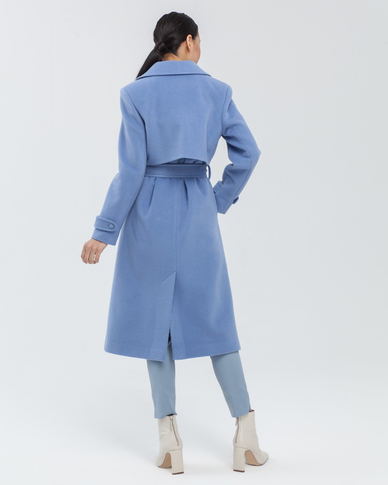 Пальто-тренч классической посадки Dandy NEW, цвет: голубой Allweneed Пальто-тренч классической посадки по фигуре с втачанным рукавом. Дополнено кокеткой на спинке, поясом с обтяжной пряжкой и пуговицами в тон изделия. Модель-бестселлер в стиле милитари разнообразит гардероб и внесёт долю дерзости в повседневные образы.
На модели размер XS