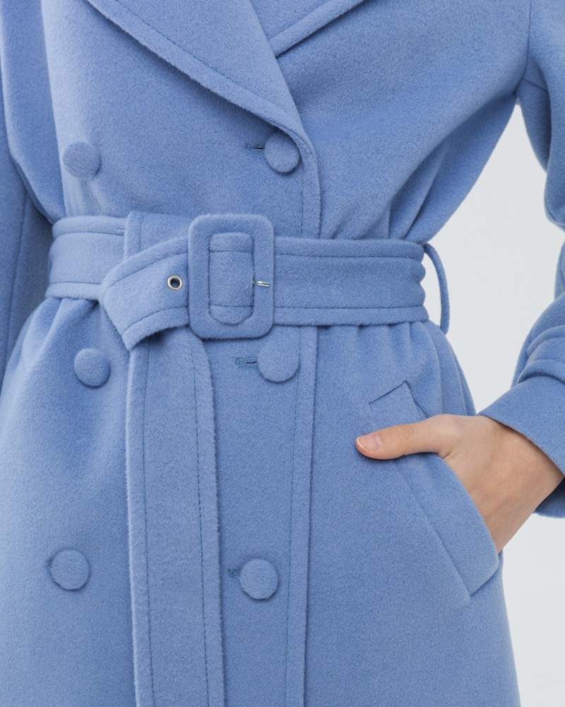 Пальто-тренч классической посадки Dandy NEW, цвет: голубой Allweneed Пальто-тренч классической посадки по фигуре с втачанным рукавом. Дополнено кокеткой на спинке, поясом с обтяжной пряжкой и пуговицами в тон изделия. Модель-бестселлер в стиле милитари разнообразит гардероб и внесёт долю дерзости в повседневные образы.
На модели размер XS