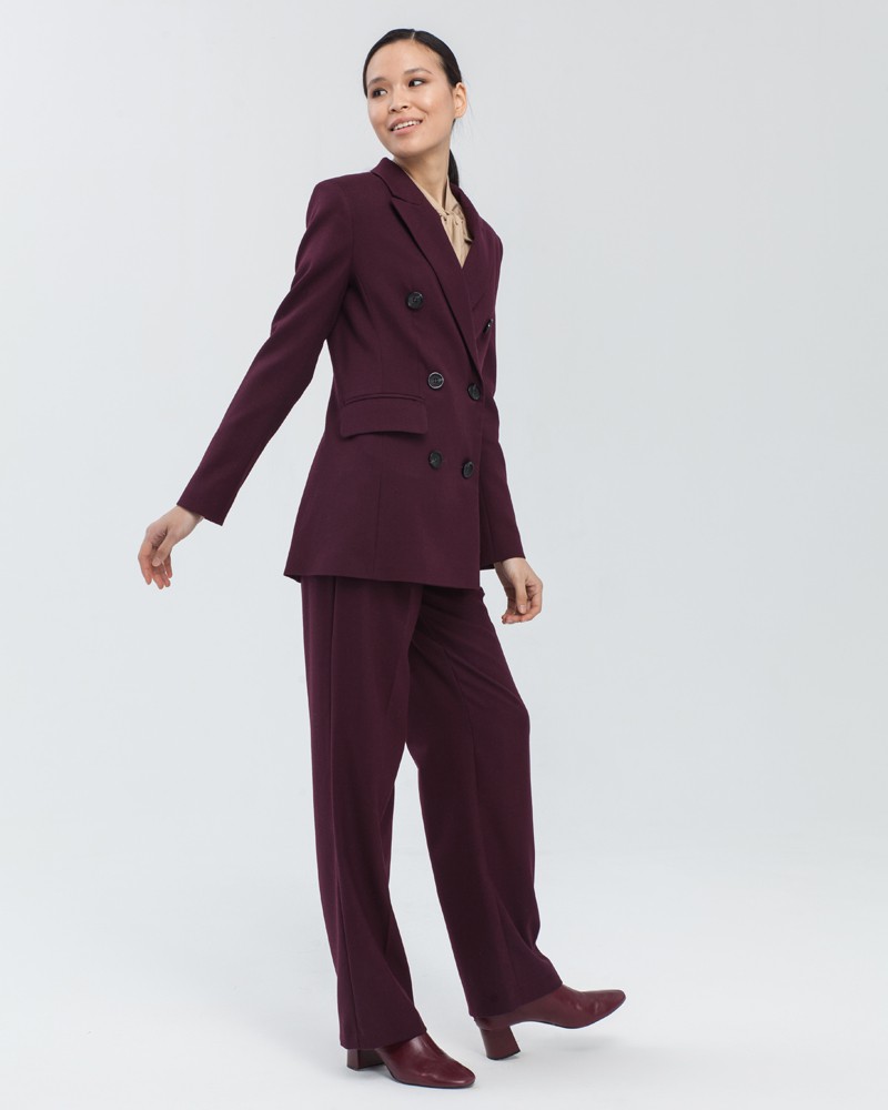 Брюки PA017, цвет: бордовый Allweneed Широкие прямые брюки с посадкой на талии. Дополнены длинным поясом в тон изделия с обтяжной пряжкой. Свободный крой и структурированный силуэт позволяет создавать не только деловые, но и расслабленные повседневные образы.
На модели размер XS