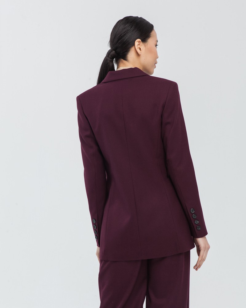 Слегкаприталенный двубортный жакет послужит удачным дополнением не только к деловым нарядам, но и к повседневным образам.Незаменимый элемент базового гардероба, который легко сочетать с брюками, юбками, платьями и денимом.