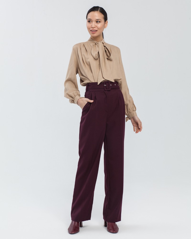 Брюки PA017, цвет: бордовый Allweneed Широкие прямые брюки с посадкой на талии. Дополнены длинным поясом в тон изделия с обтяжной пряжкой. Свободный крой и структурированный силуэт позволяет создавать не только деловые, но и расслабленные повседневные образы.
На модели размер XS