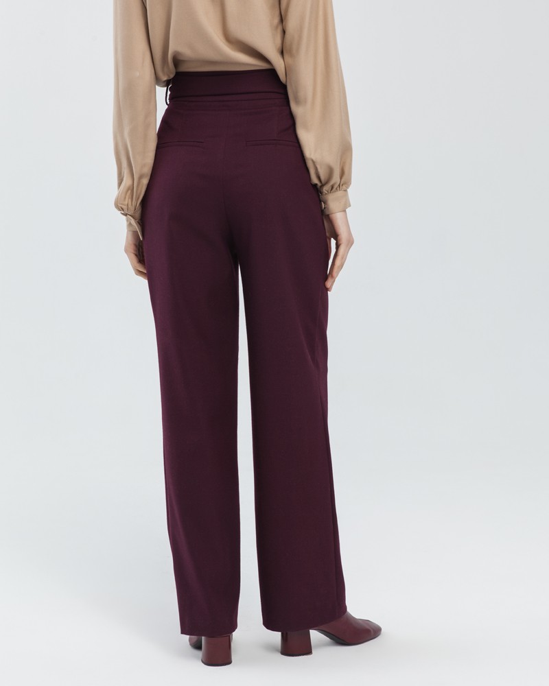 Брюки PA017, цвет: бордовый Allweneed Широкие прямые брюки с посадкой на талии. Дополнены длинным поясом в тон изделия с обтяжной пряжкой. Свободный крой и структурированный силуэт позволяет создавать не только деловые, но и расслабленные повседневные образы.
На модели размер XS