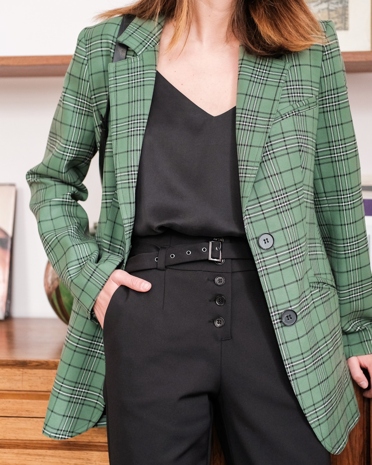 Широкие брюки палаццо в пол с застежкой на ряд пуговиц и высокой талией. Дополнены тонким поясом с пряжкой в тон. Способны сделать Ваши ноги бесконечными.

На модели размер XS