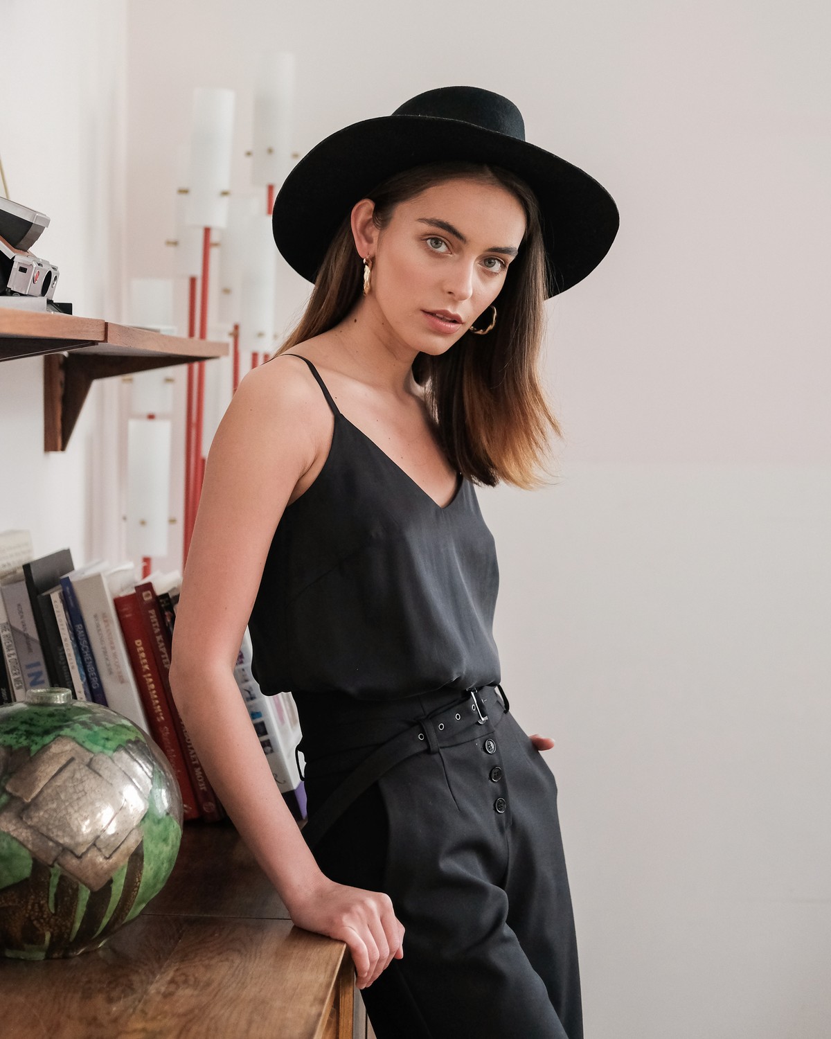 Широкие брюки палаццо в пол с застежкой на ряд пуговиц и высокой талией. Дополнены тонким поясом с пряжкой в тон. Способны сделать Ваши ноги бесконечными.

На модели размер XS