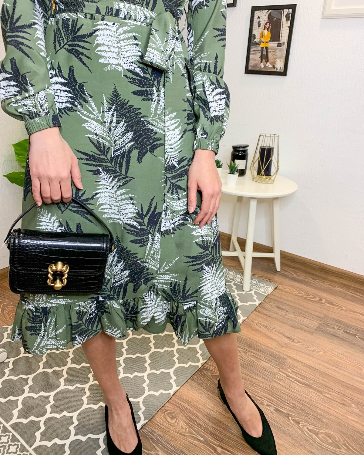 Платье с запахом длины чуть ниже колена. Дополнено воланом на подоле и поясом в тон, застежка на молнию. Собирайте с ним женственные образы на каждый день.

На модели размер XS