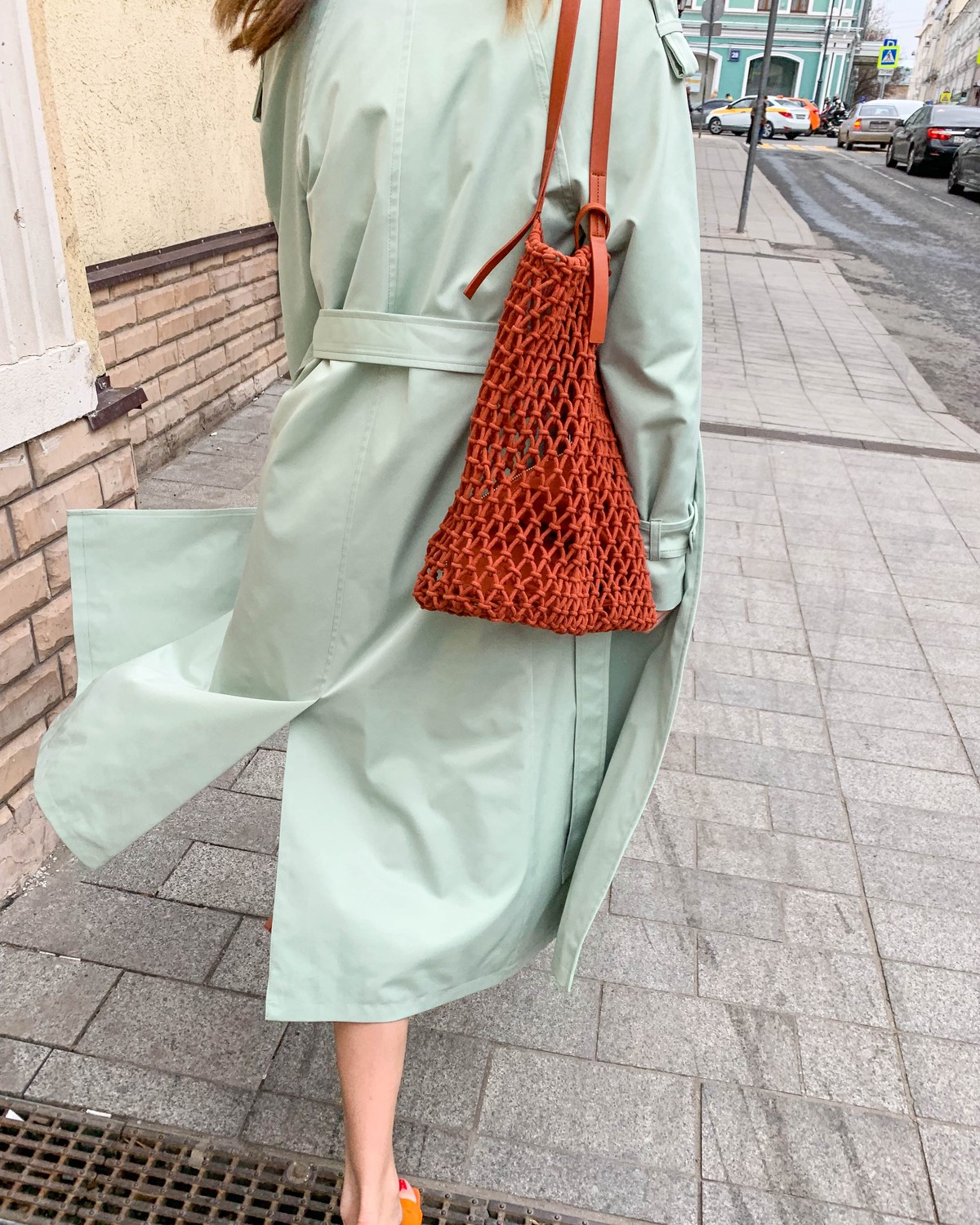 Тренч классической посадки с рукавом реглан. Дополнен погонами, патами на рукавах и поясом в тон изделия с металлической пряжкой. Выполнен из плащевой ткани с добавалением хлопка, на подкладке. Защитит от ветра весенними вечерами.