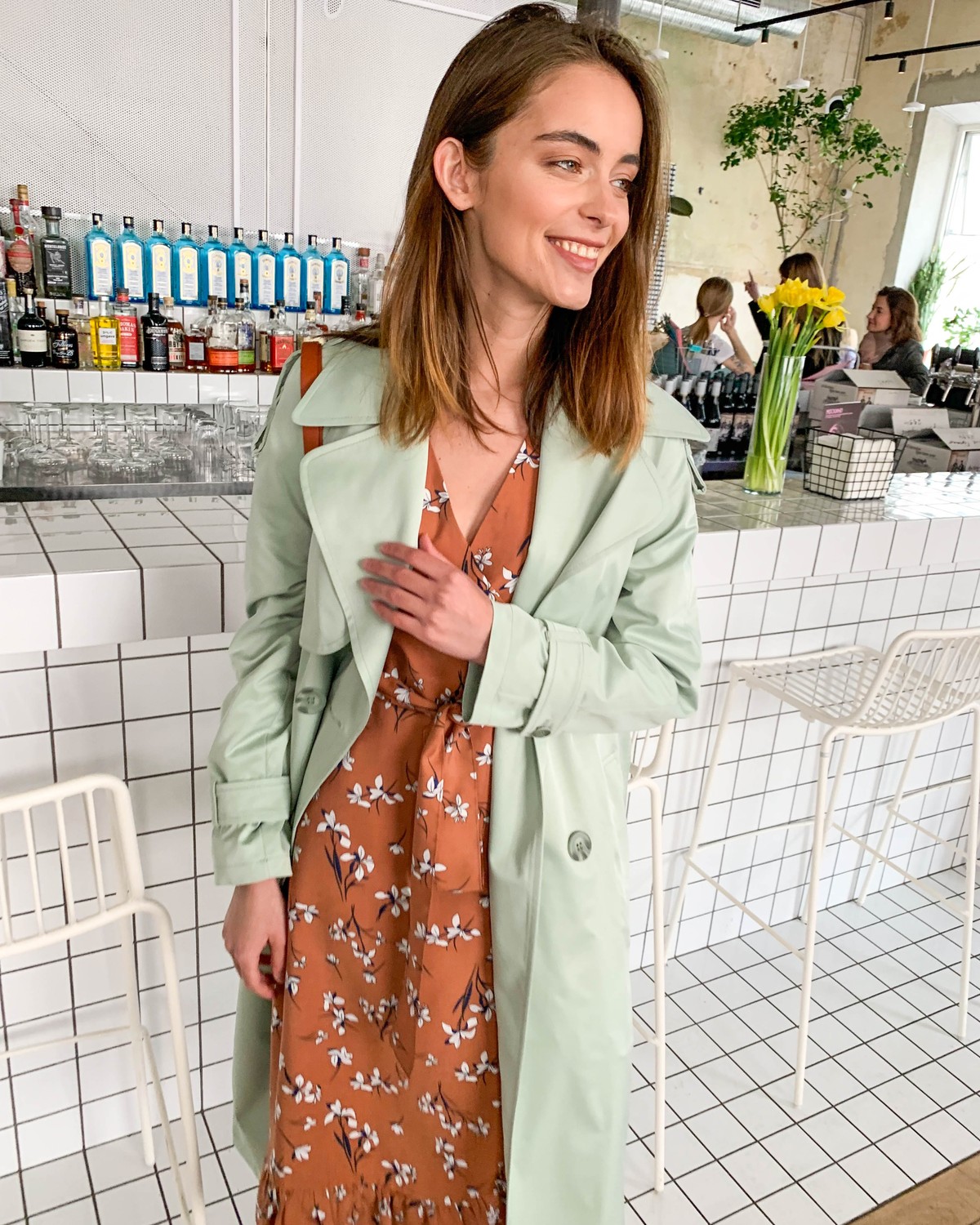 Тренч классической посадки с рукавом реглан. Дополнен погонами, патами на рукавах и поясом в тон изделия с металлической пряжкой. Выполнен из плащевой ткани с добавалением хлопка, на подкладке. Защитит от ветра весенними вечерами.