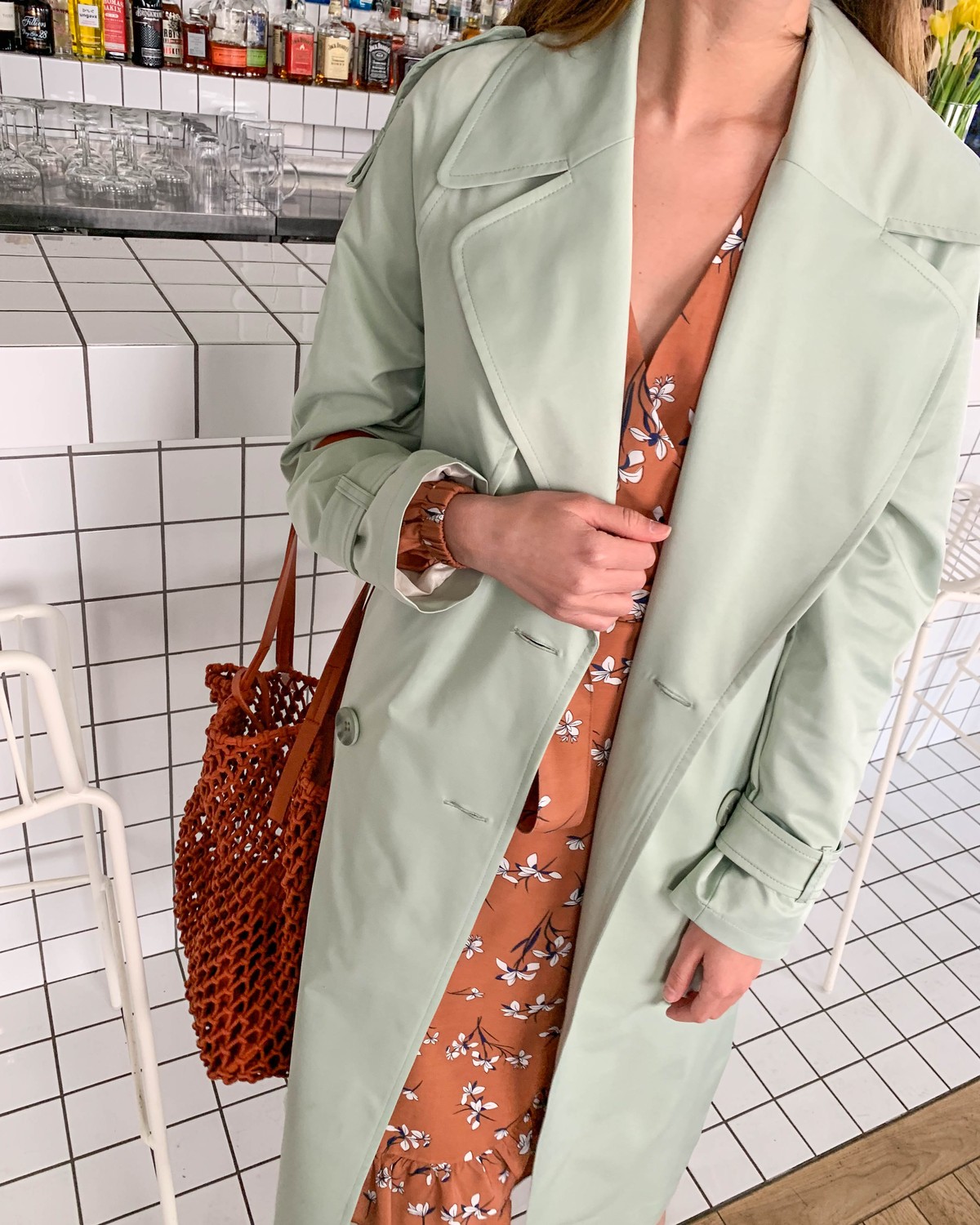 Тренч классической посадки с рукавом реглан. Дополнен погонами, патами на рукавах и поясом в тон изделия с металлической пряжкой. Выполнен из плащевой ткани с добавалением хлопка, на подкладке. Защитит от ветра весенними вечерами.