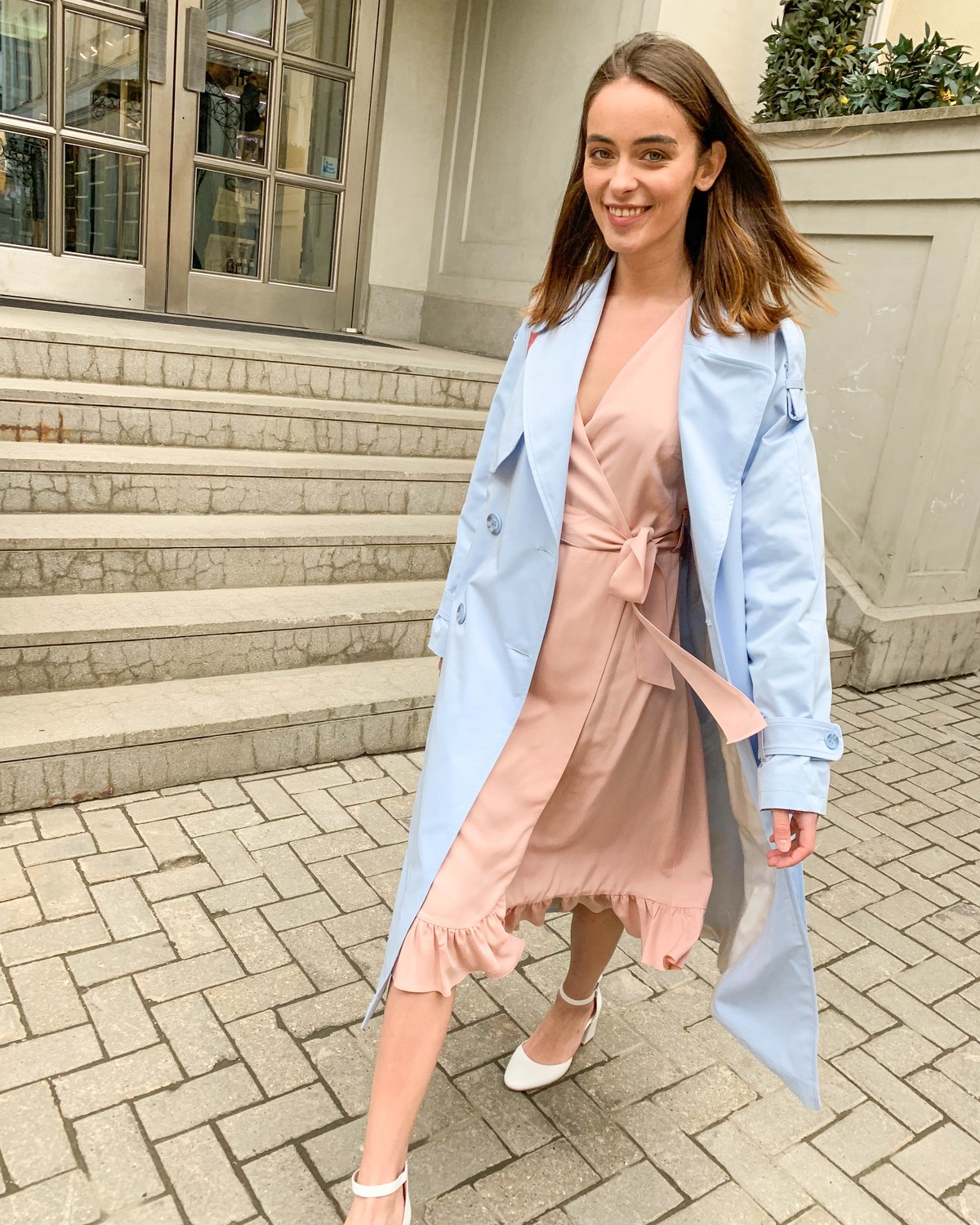 Тренч TR006, цвет: голубой Allweneed Тренч классической посадки с рукавом реглан. Дополнен погонами, патами на рукавах и поясом в тон изделия с металлической пряжкой. Выполнен из плащевой ткани с добавалением хлопка, на подкладке. Защитит от ветра весенними вечерами.