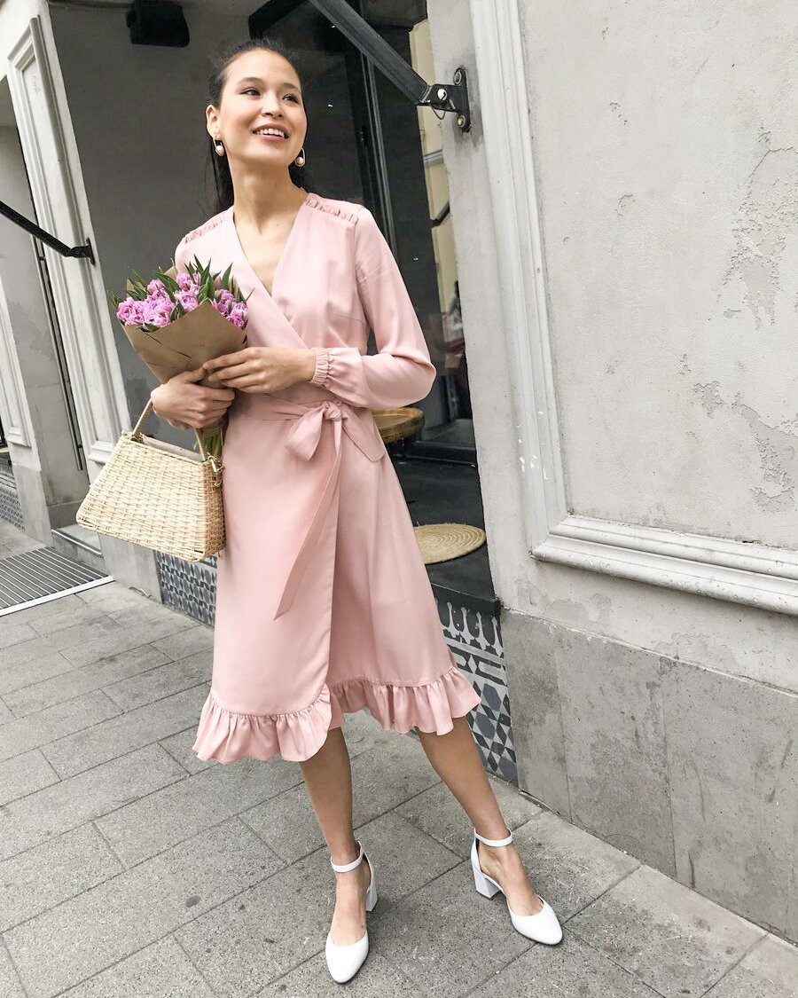 Платье с запахом длины чуть ниже колена. Дополнено воланом на подоле и поясом в тон, застежка на молнию. Собирайте с ним женственные образы на каждый день.

На модели размер XS