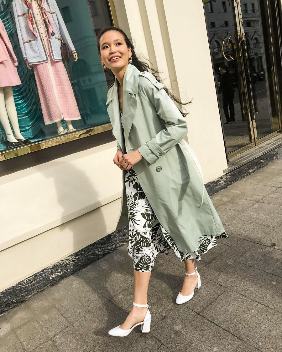 Платье А-силуэта длины миди с воланами на подоле. Дополнено кокеткой и застежкой на пуговицу на груди. Бретели регулируются. Платье идеально для похода в ресторан жарким летним вечером.

На модели размер XS