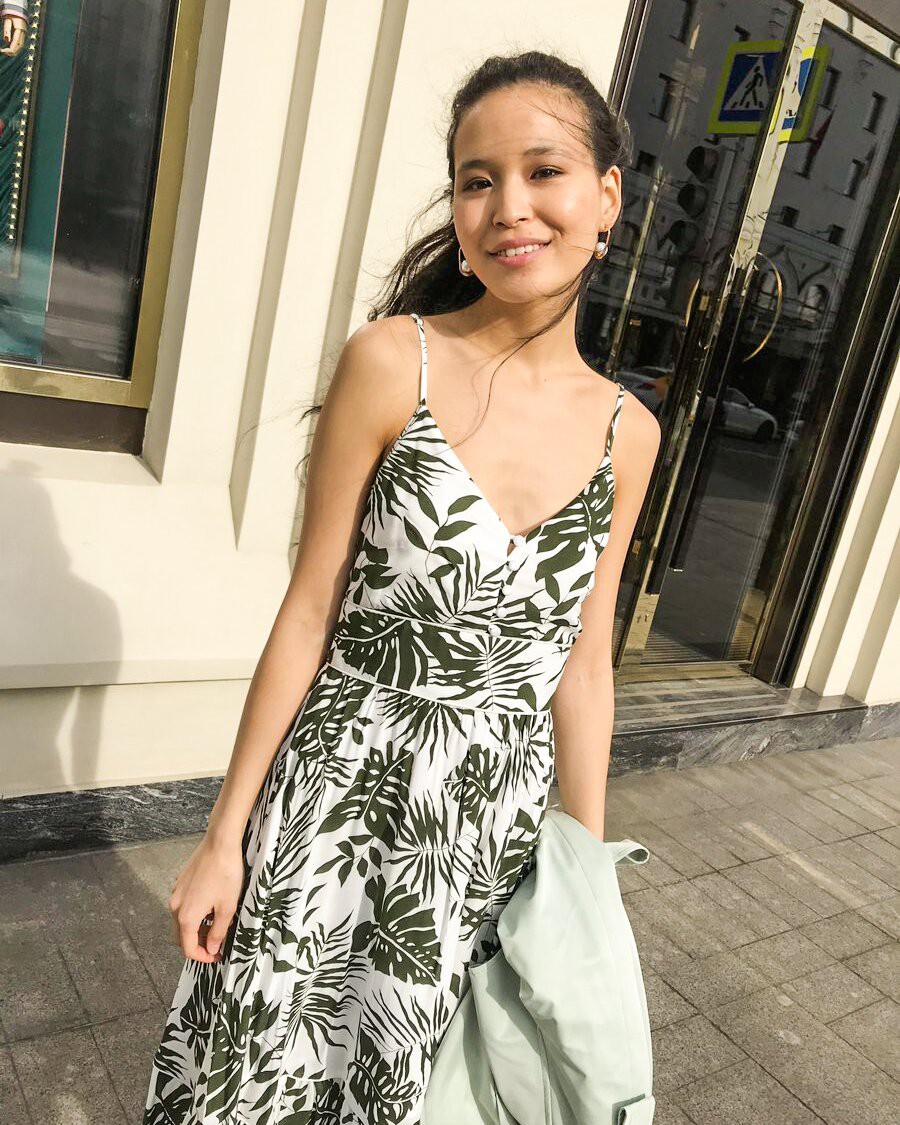 Платье А-силуэта длины миди с воланами на подоле. Дополнено кокеткой и застежкой на пуговицу на груди. Бретели регулируются. Платье идеально для похода в ресторан жарким летним вечером.

На модели размер XS