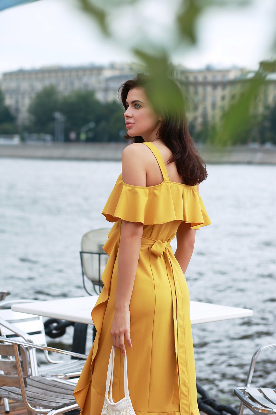 Платье DR030, цвет: охра Allweneed Платье-футляр с крупным воланом - прекрасный выбор для путешествия мечты! Благодаря конструкции на запах, оно легко садится по фигуре, а в меру легкая вискоза, из которой оно выполнено, позволит чувствовать себя комфортно даже в жару. Сочетайте с легкими сандалиями, либо мюлями.