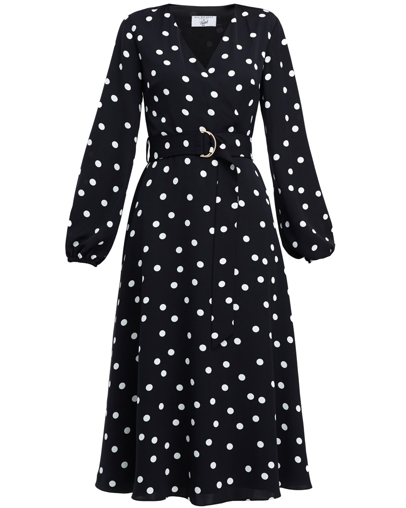 Платье в горох с широкими рукавами и имитацией запАха, застегивается на молнию. Дополнено длинным поясом в тон изделия с металлической пряжкой. Имитация запАха приблизит любую фигуру к песочным часам.

На модели размер XS