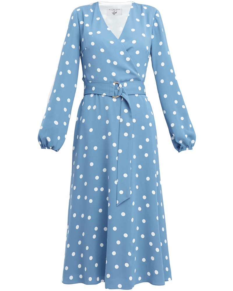 Платье в горох с широкими рукавами и имитацией запАха, застегивается на молнию. Дополнено длинным поясом в тон изделия с металлической пряжкой. Имитация запАха приблизит любую фигуру к песочным часам.

На модели размер XS