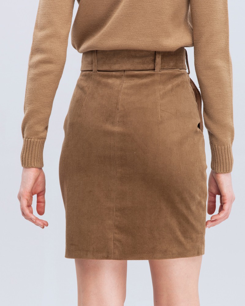 Юбка длины мини с карманами. Дополнена широким длинным поясом в тон с обтяжной пряжкой. Сочетайте с жакетом в тон, чтобы создать игривый деловой образ.

На модели размер XS