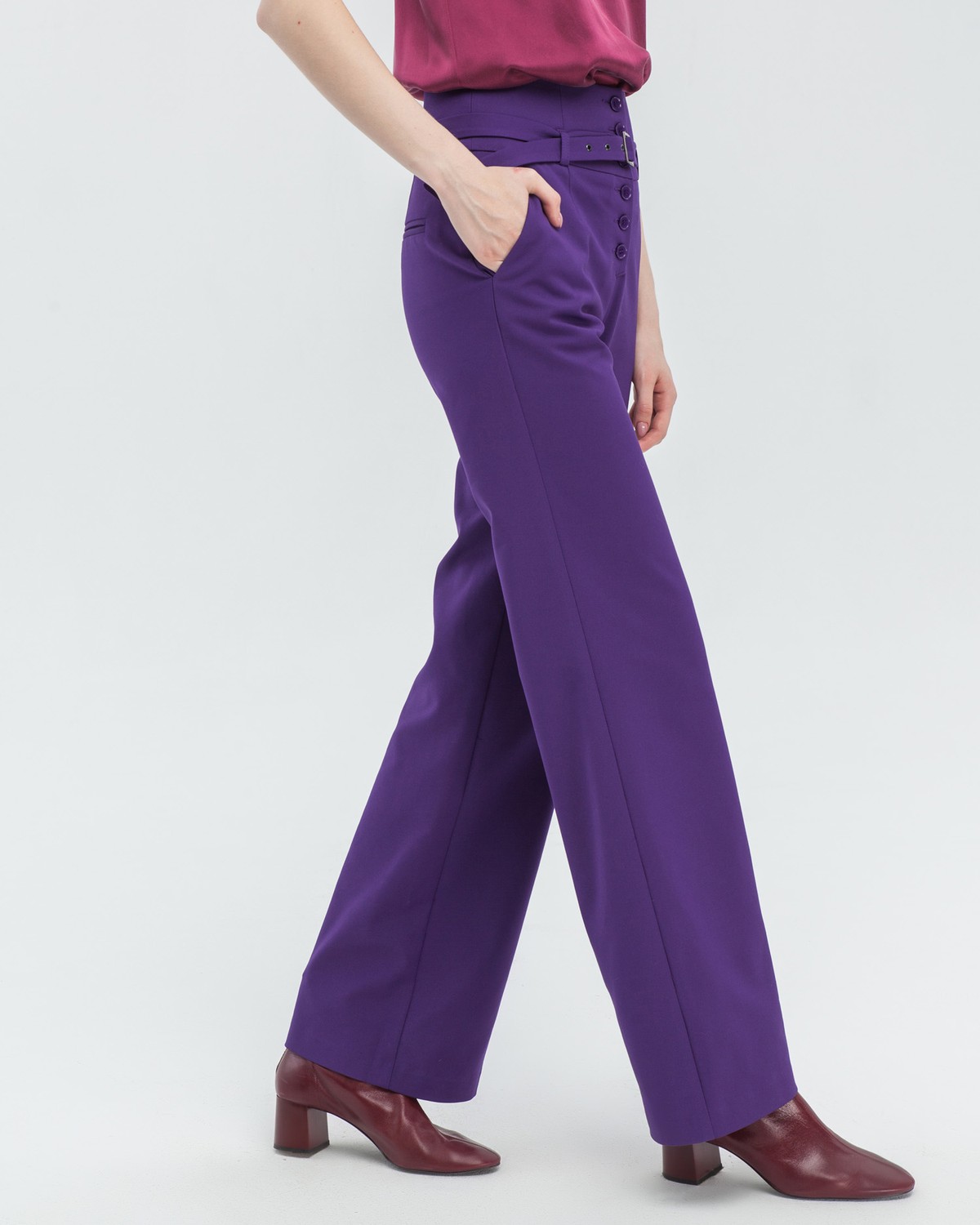 Брюки PA019, цвет: фиолетовый Allweneed Широкие брюки палаццо в пол с застежкой на ряд пуговиц и высокой талией. Дополнены тонким поясом с пряжкой в тон. Способны сделать Ваши ноги бесконечными.
На модели размер XS