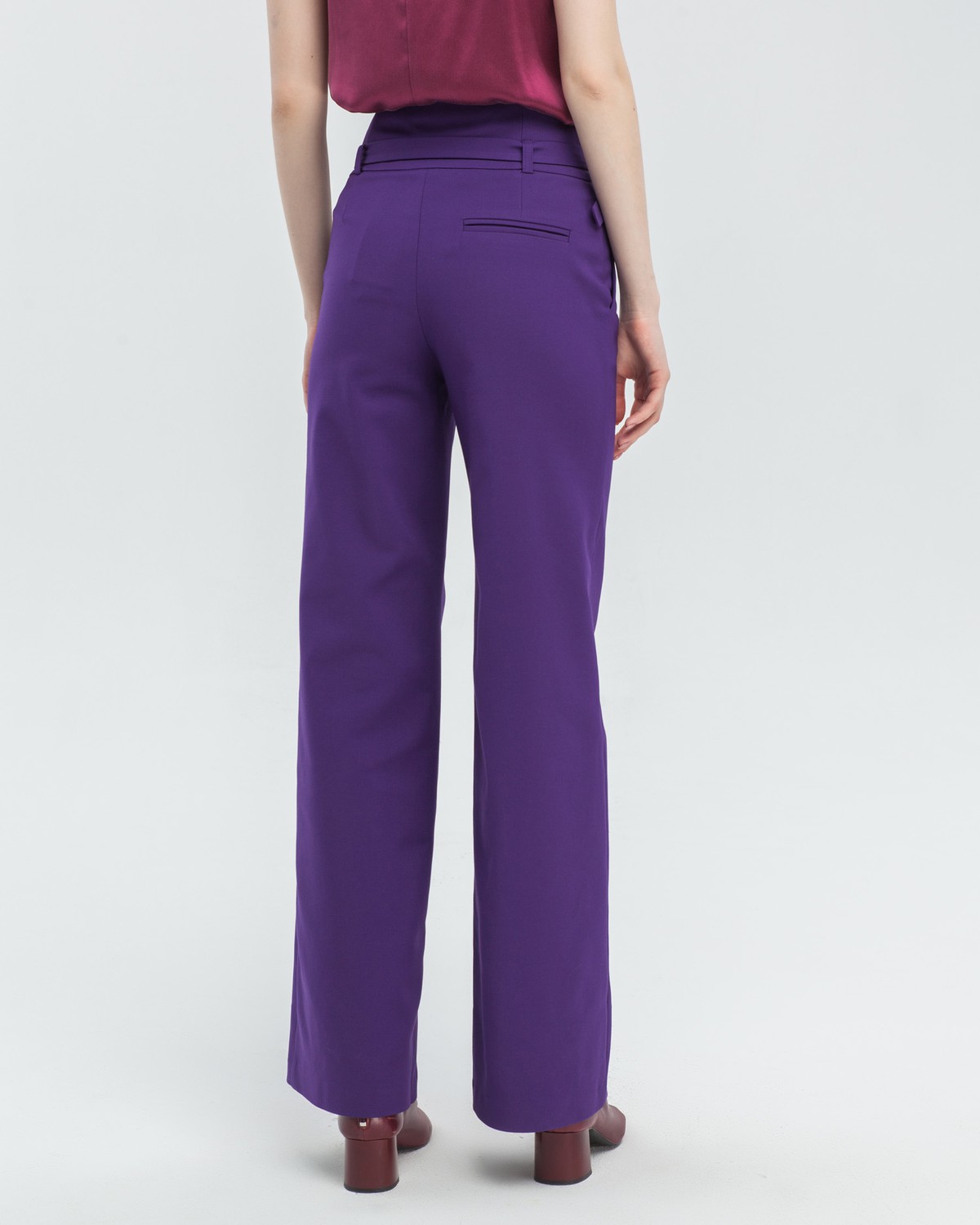 Брюки PA019, цвет: фиолетовый Allweneed Широкие брюки палаццо в пол с застежкой на ряд пуговиц и высокой талией. Дополнены тонким поясом с пряжкой в тон. Способны сделать Ваши ноги бесконечными.
На модели размер XS