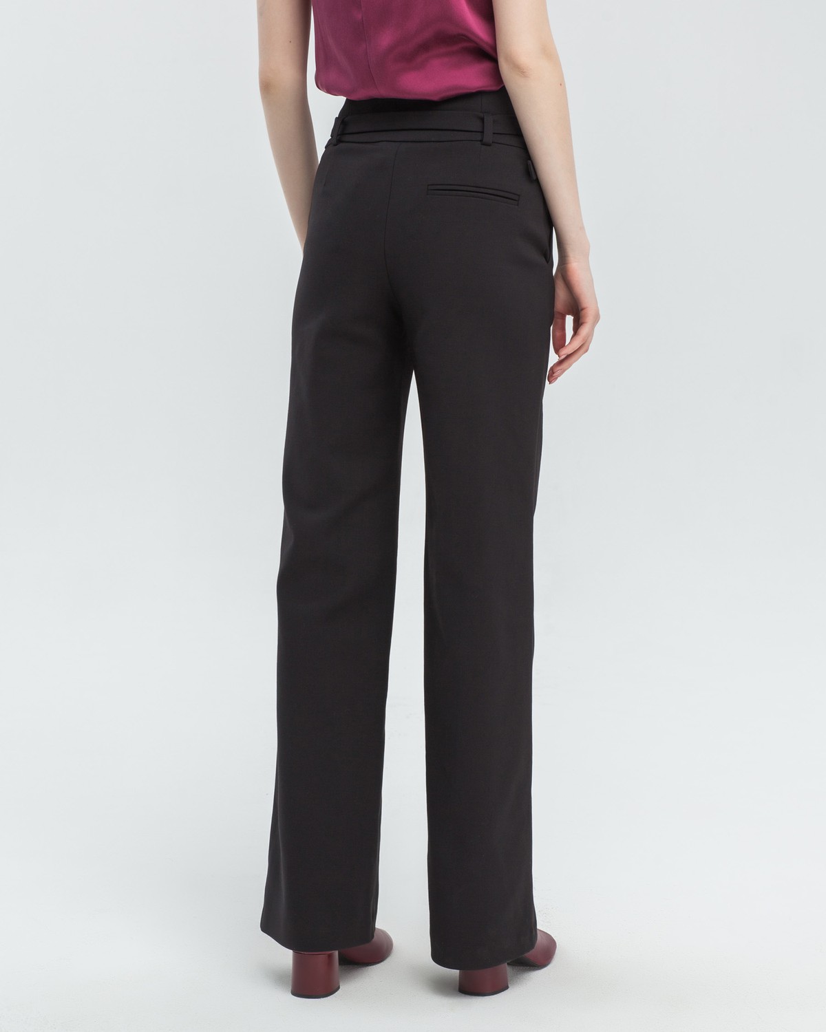 Широкие брюки палаццо в пол с застежкой на ряд пуговиц и высокой талией. Дополнены тонким поясом с пряжкой в тон. Способны сделать Ваши ноги бесконечными.

На модели размер XS