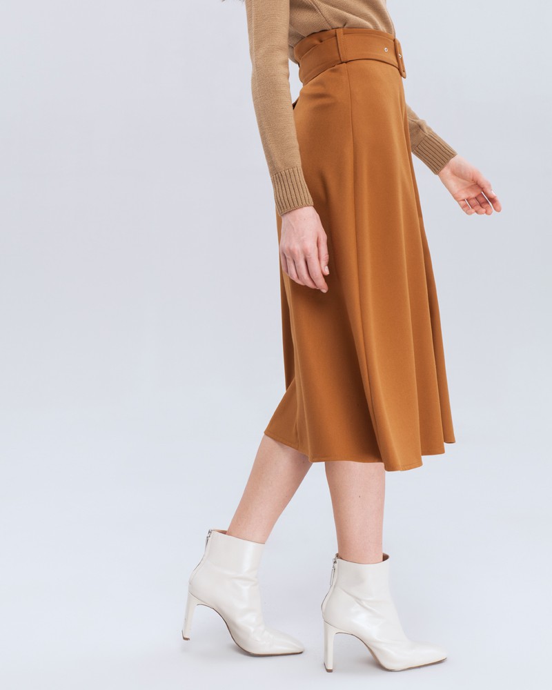 Юбка-трапеция длины миди. Дополнена широким поясом с обтяжной пряжкой в тон изделия. Обновленныйбестселлер нашей коллекции прекрасно сочетается с объемным верхом: блузами, свободными рубашками и жакетами.