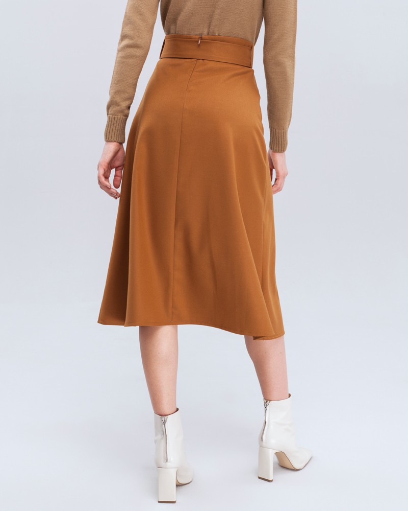 Юбка-трапеция длины миди. Дополнена широким поясом с обтяжной пряжкой в тон изделия. Обновленныйбестселлер нашей коллекции прекрасно сочетается с объемным верхом: блузами, свободными рубашками и жакетами.